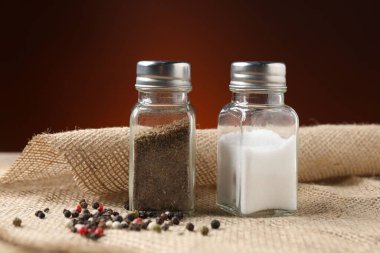 Masadaki tuzluk ve biberlik koyu arka planda.