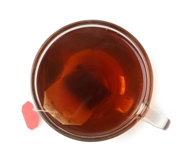 Çay demleniyor. Çay poşeti beyaz, üst manzaralı.