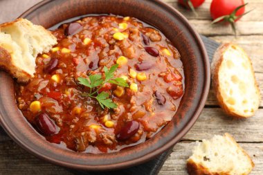 Ahşap masada servis edilen lezzetli biberli omlet, yakın plan.