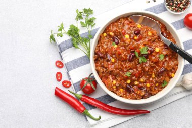 Açık gri masada servis edilen leziz biberli omlet. Metin için boşluk