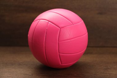 Tahta masada bir voleybol topu, yakın plan.