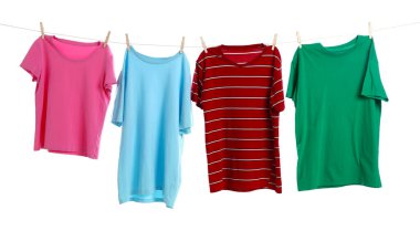 Çamaşır ipini beyaz arka planda tutarken farklı giysiler kuruyor