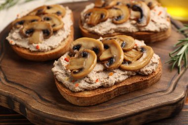 Masada ezmeli, mantarlı ve baharatlı nefis bruschettalar, yakın plan.