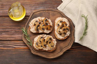 Ahşap masa üzerinde ezmeli, mantarlı, baharatlı ve yağlı nefis bruschettalar.