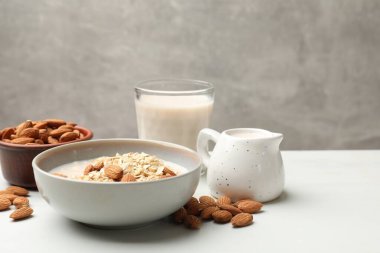 Badem sütlü ve fındıklı lezzetli yulaf ezmesi, yakın plan. Metin için boşluk