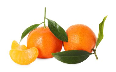 Taze mandalinalar ve beyaz yapraklar.