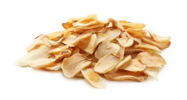 Beyaz üzerine izole edilmiş kurutulmuş sarımsak taneleri.