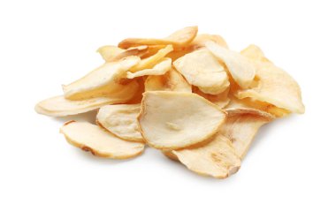 Beyaz üzerine izole edilmiş kurutulmuş sarımsak taneleri.