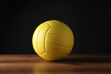 Koyu arkaplanda bir voleybol topu
