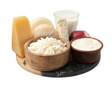 Farklı süt ürünleri ve biberiye beyaza izole edilmiş.