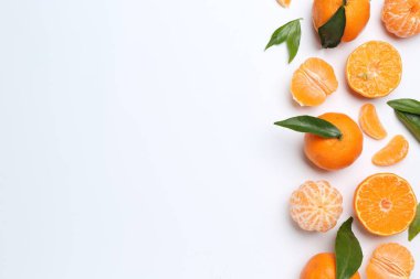 Taze mandalina ve beyaz arka planda yeşil yapraklar. Metin için boşluk
