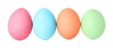 Mutlu Paskalyalar. Birçok parlak renkli yumurta beyaza izole edilmiş.