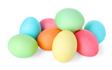 Mutlu Paskalyalar. Birçok parlak renkli yumurta beyaza izole edilmiş.