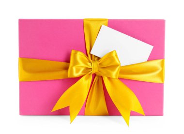 Güzel paketlenmiş hediye, beyaz kartın üzerinde boş.