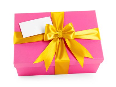 Güzel paketlenmiş hediye, beyaz kartın üzerinde boş.