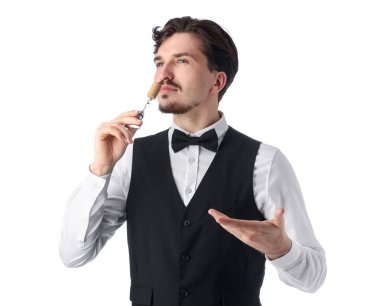 Beyaz arka planda tirbuşonu ve tıpası olan profesyonel şarap garsonu.