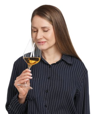 Profesyonel şarap garsonu beyaz arka planda şarap tadıyor.