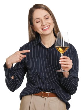 Beyaz arka planda şarap kadehi olan profesyonel şarap garsonu.