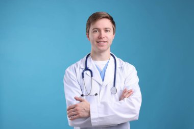 Açık mavi arkaplanda tıbbi asistanın portresi