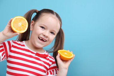 Açık mavi arka planda turuncu çizgileri olan küçük kız, mesaj için yer var.