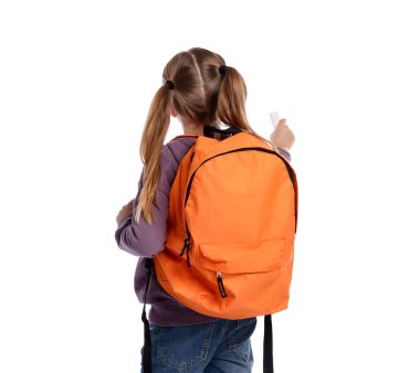 Beyaz arkaplanda tebeşirle bir şey çizen çocuk, arka plan