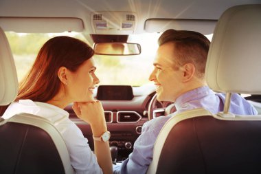 Güneşli bir günde arabadaki mutlu çift