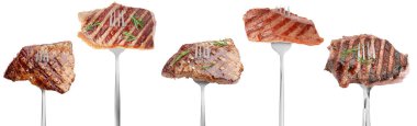 Izgara biftek parçaları beyaz arka plana karşı çatallar, set