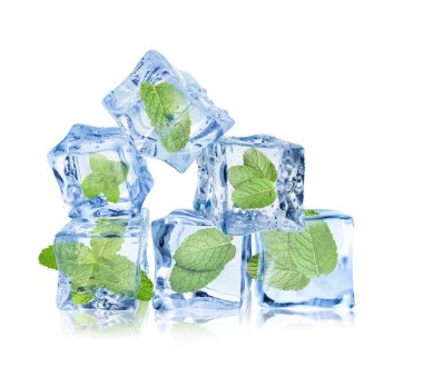 Beyaz üzerine izole edilmiş buz küplerindeki taze nane yaprakları.