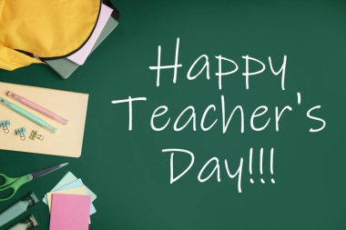 Öğretmenler Günün kutlu olsun! Yeşil tahtada sırt çantası ve kırtasiye malzemesi, üst görünüm