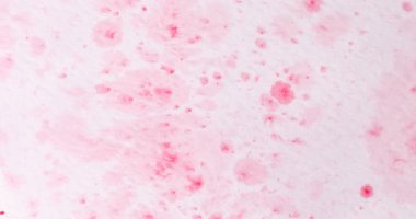 Beyaz kağıda pembe boya damlıyor.