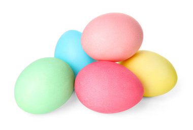 Mutlu Paskalyalar. Birçok parlak renkli yumurta beyaza izole edilmiş.