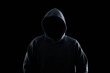 Siyah arka planda kimliği belirsiz bir adam. Suç kavramı