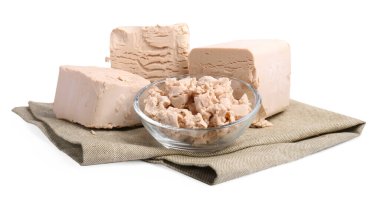 Beyaz arkaplanda sıkıştırılmış maya parçaları