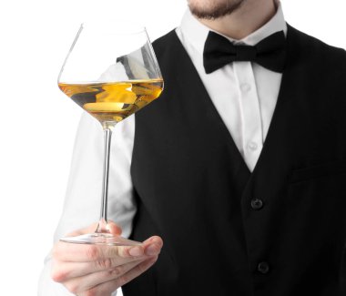 Beyaz arka planda şarap kadehi olan profesyonel şarap garsonu, yakın plan.