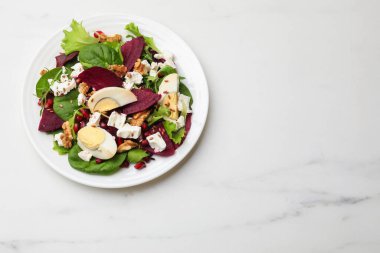 Beyaz mermer masada nefis pancar salatası, üst manzara. Metin için boşluk