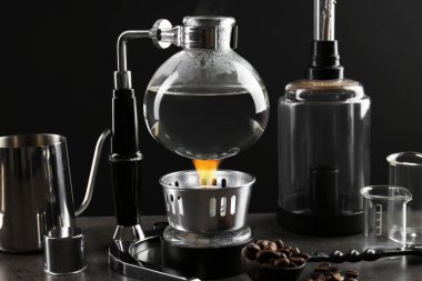 Süpürge kahve makinesi, kahve ve fasulye yapmak için diğer malzemeler, yakın plan.