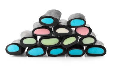 Birçok doğal meyan kökü şekeri beyaz üzerine izole edilmiştir.