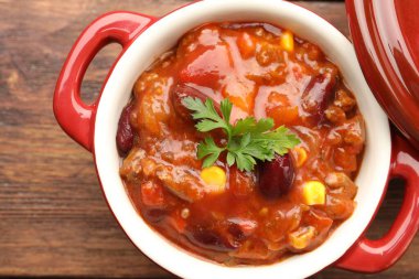 Masada servis edilen lezzetli biberli makarna, üst manzara.