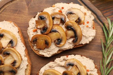 Masada ezmeli, mantarlı ve baharatlı nefis bruschettalar.