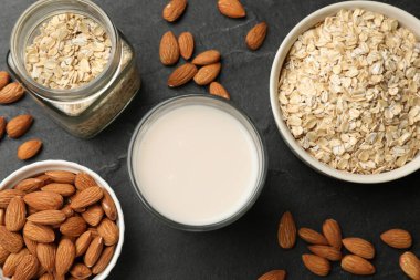 Yulaf gevreği, badem sütü ve fındıklar siyah masada, düz yatıyordu.