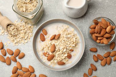 Badem sütlü ve fındıklı lezzetli yulaf ezmesi.