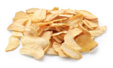 Beyaz üzerine izole edilmiş kurutulmuş sarımsak taneleri.