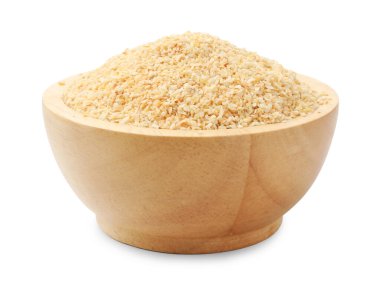 Granüle edilmiş sarımsak kasede, beyazın üzerinde izole edilmiş.