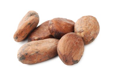 Birçok doğal kakao çekirdeği beyaz üzerine izole edilmiş.