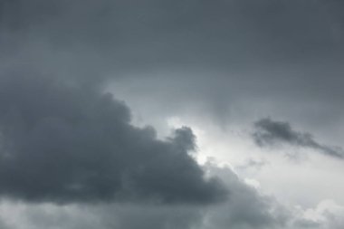 Kötü bir günde gökyüzünde gri gök gürültüsü bulutları