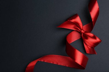 Arka planda fiyonklu güzel kırmızı kurdele, üst manzara. Metin için boşluk