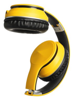 Beyaz üzerine izole edilmiş sarı kablosuz kulaklıklar