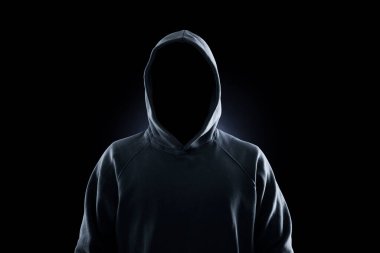 Siyah arka planda kimliği belirsiz bir adam. Suç kavramı