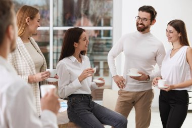 Mola sırasında kahve içen meslektaşlar.