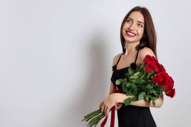 Sevgililer Günü. Beyaz arka planda gül buketi olan güzel bir kadın. Metin için boşluk